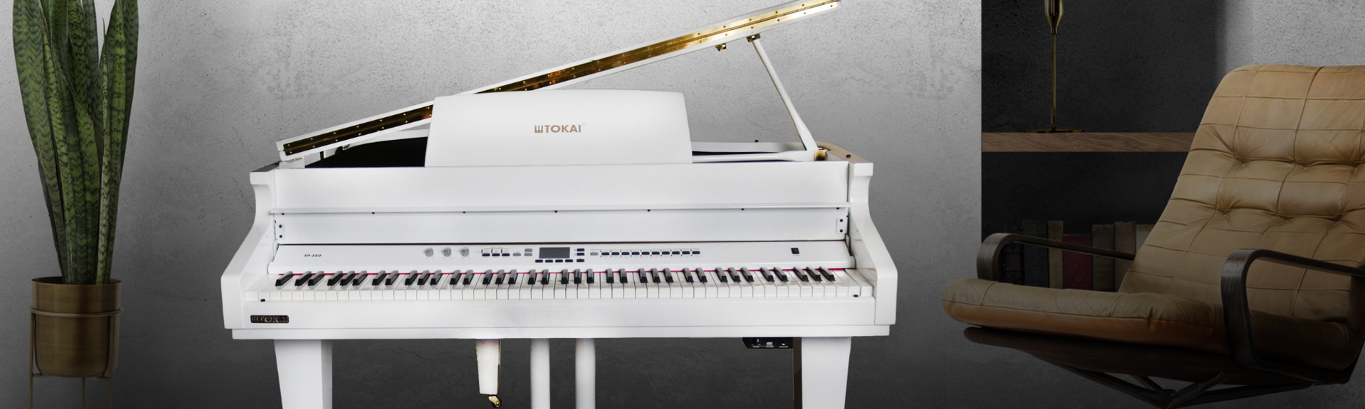 Piano digital Tokai branco de cauda em uma sala
